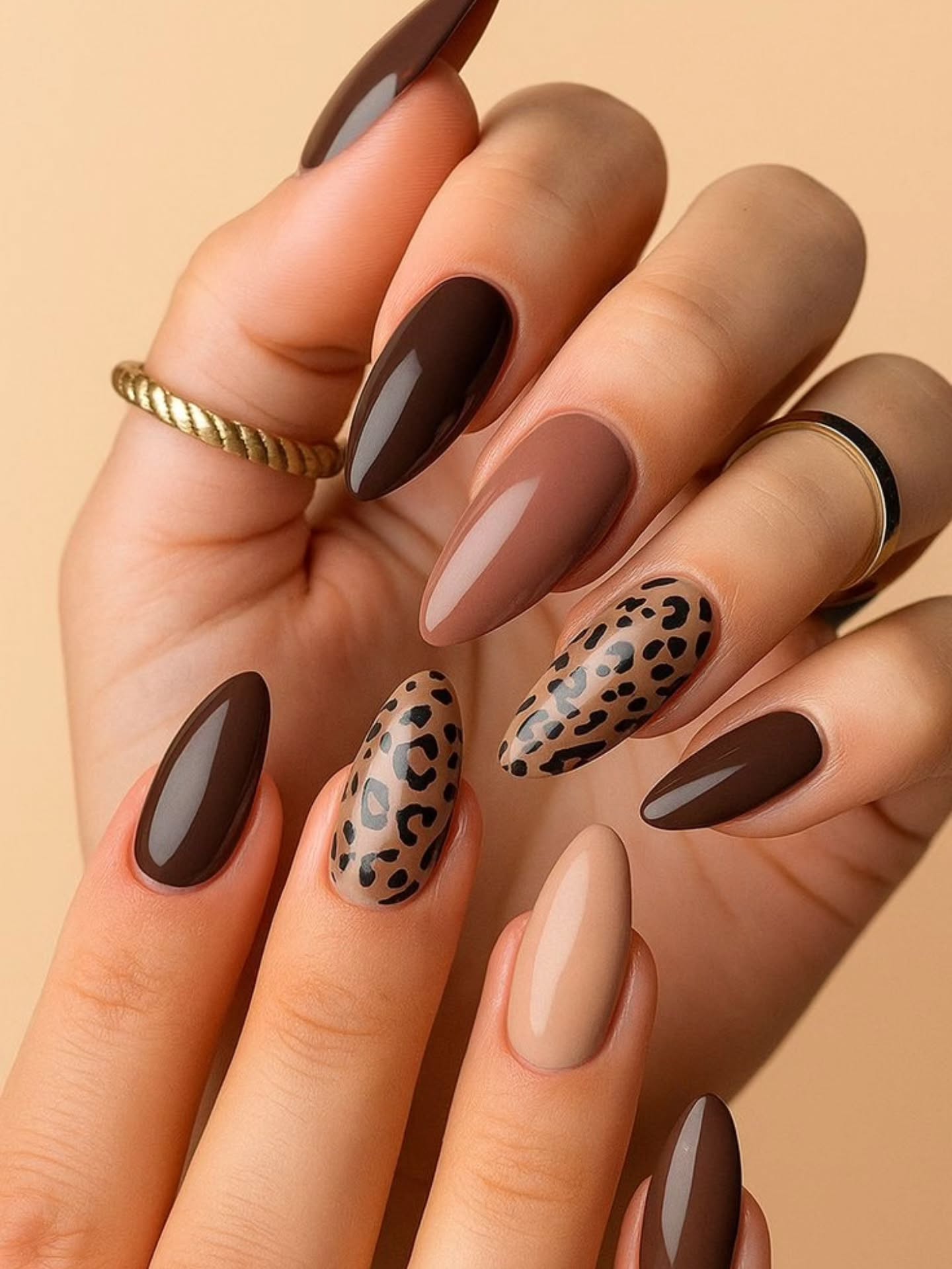 Jasny drapieżnik na paznokciach: dziki urok tych kolorów