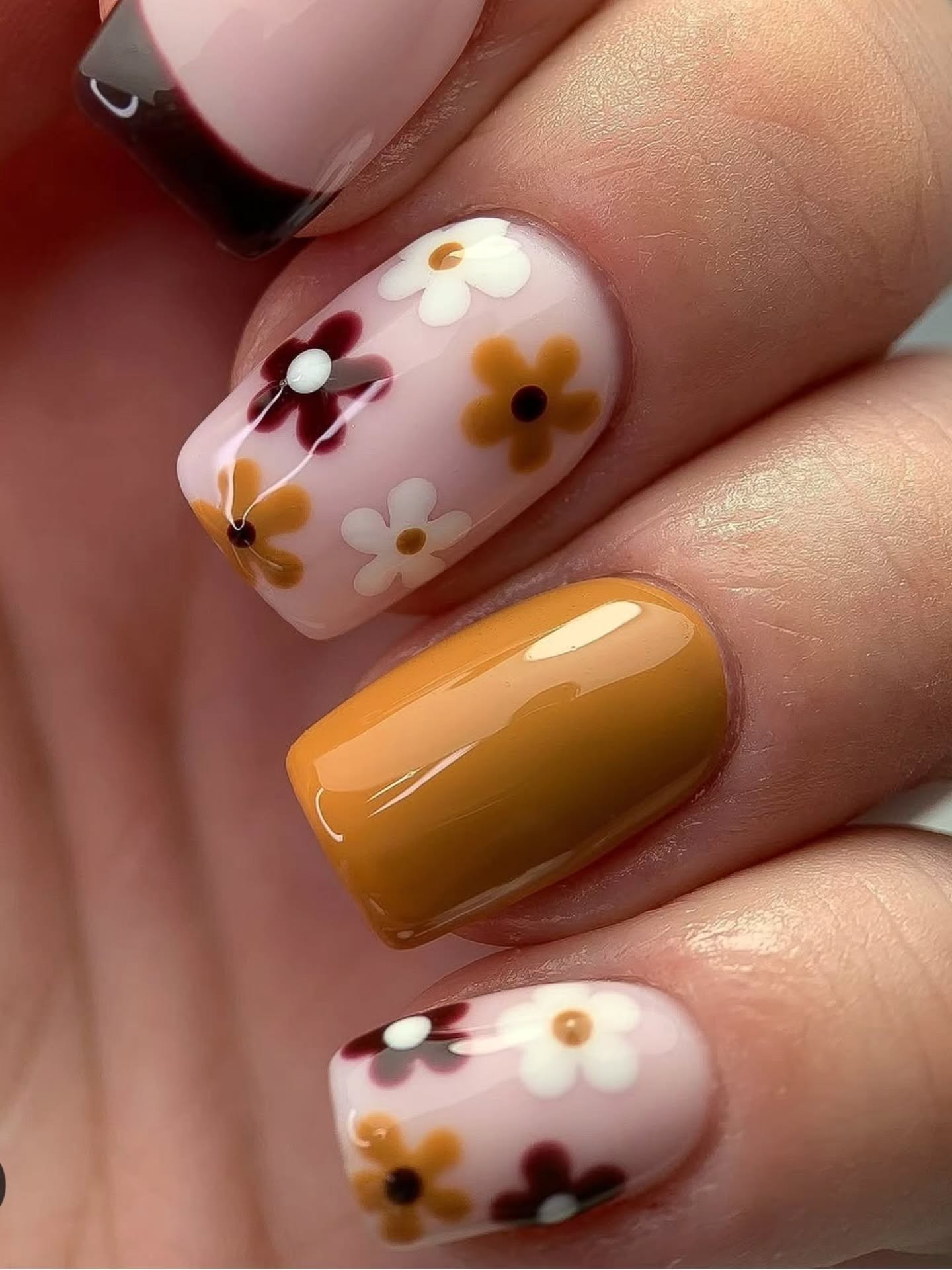 Kwiatowy boom na opuszkach palców