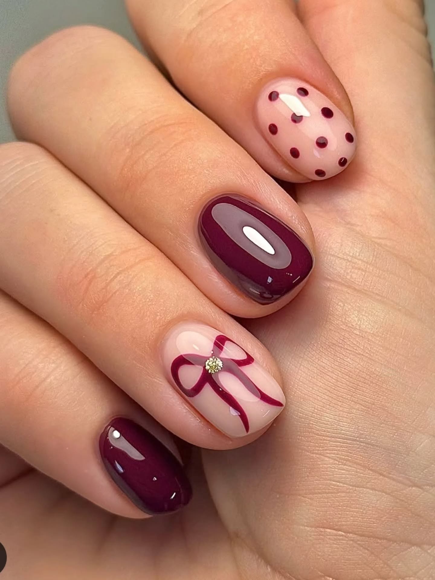 Fantazyjny manicure grający kontrastami