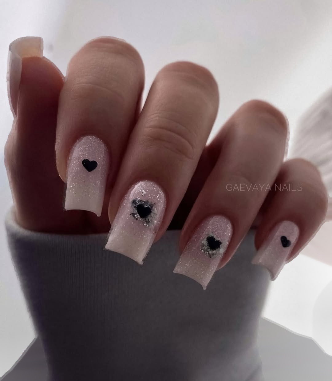 Długi mleczny manicure kwadrat z czarnymi sercami i folią NeoNail
