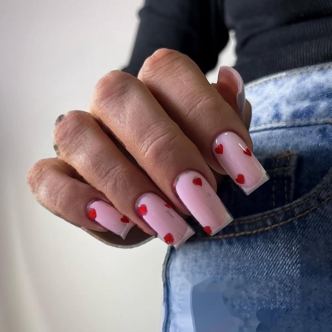 Długi mleczny różowy manicure kwadrat z serduszkami NeoNail