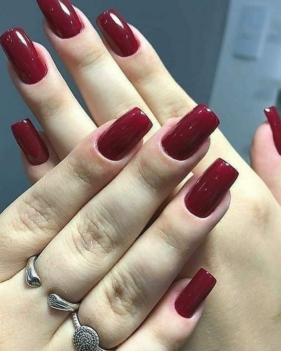 Szyk czerwonego bordo: manicure, który zachwyca