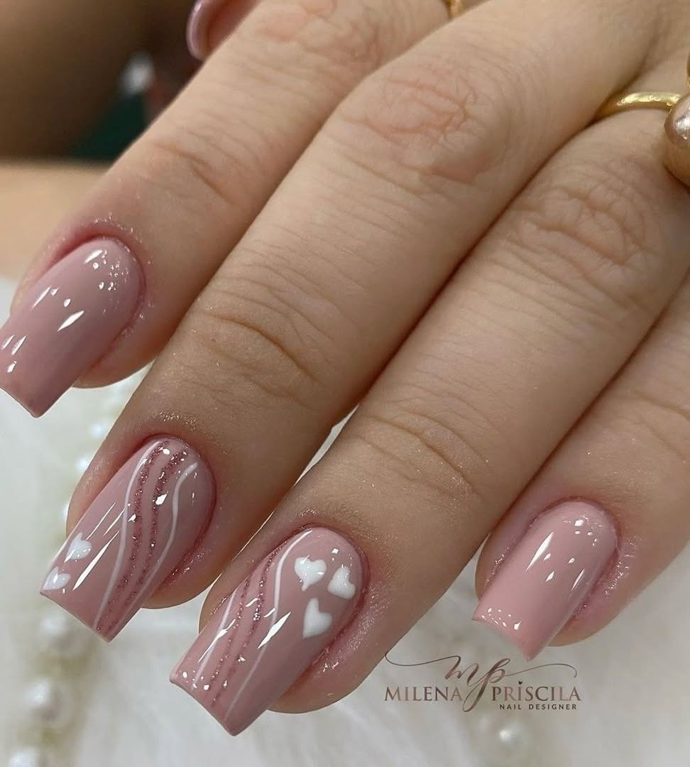 Romantyczny, delikatnie różowy manicure