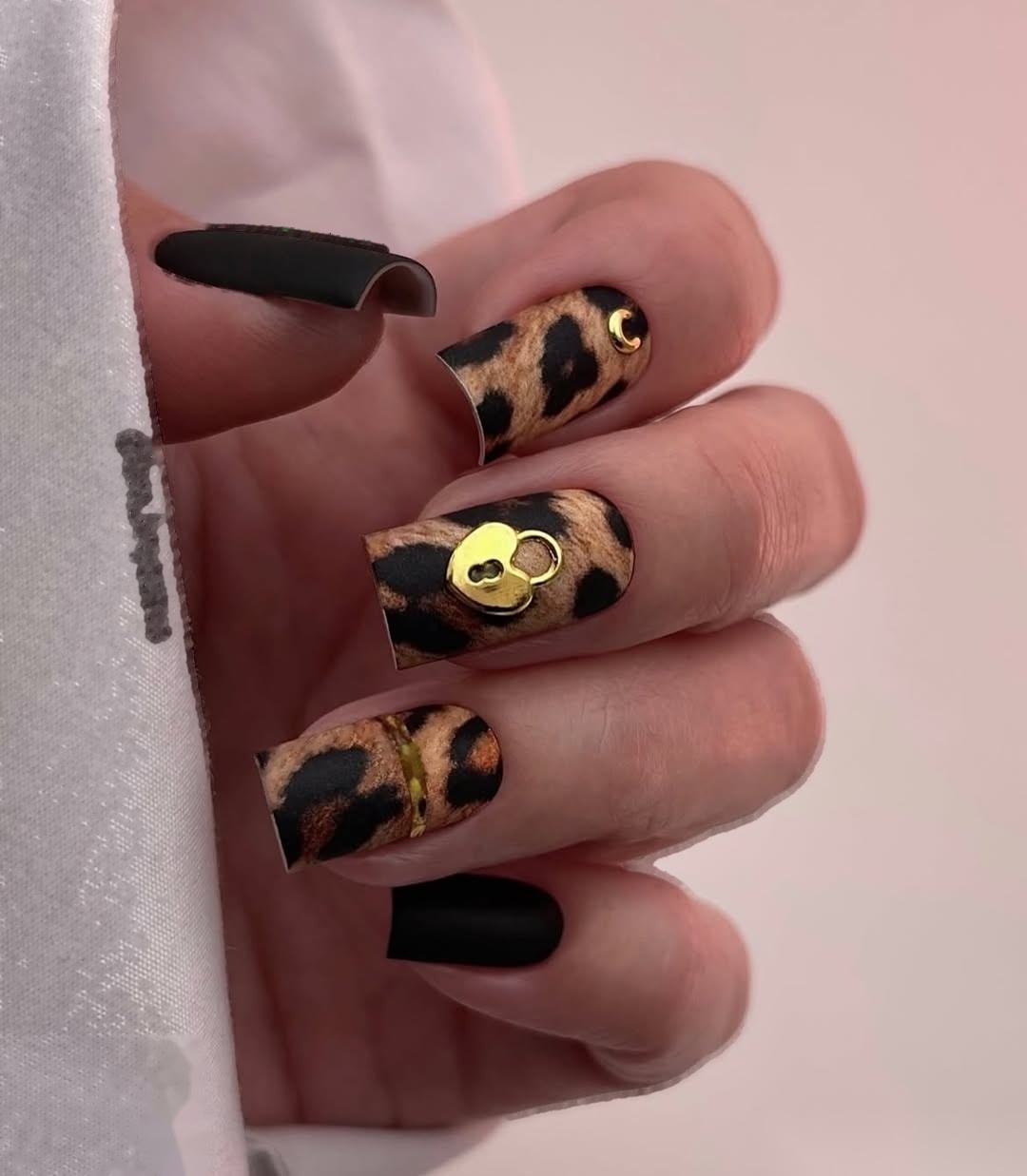 Długi matowy manicure panterka z złotymi ozdobami Semilac
