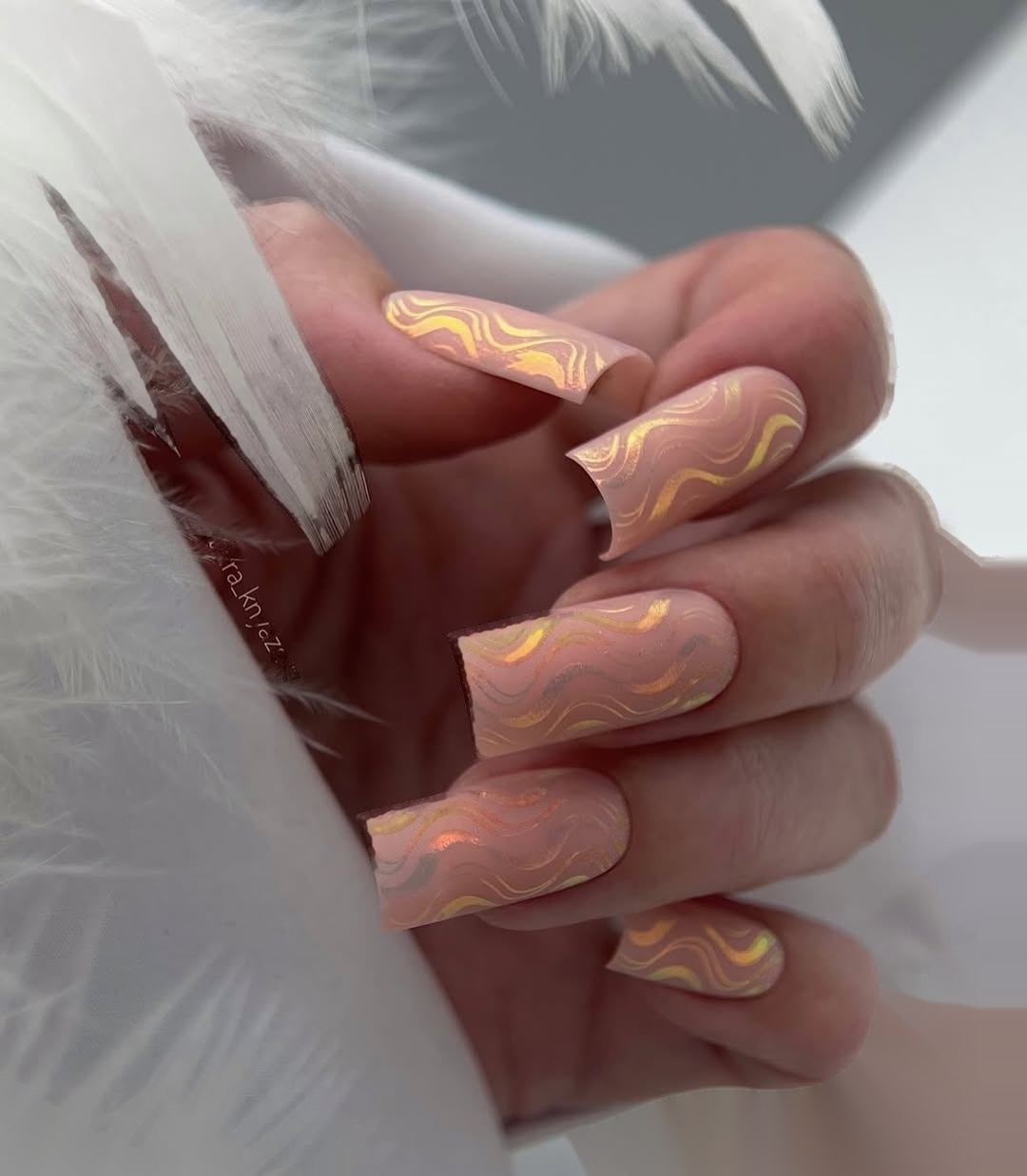 Długi nude manicure kwadrat ze złotymi falami Semilac