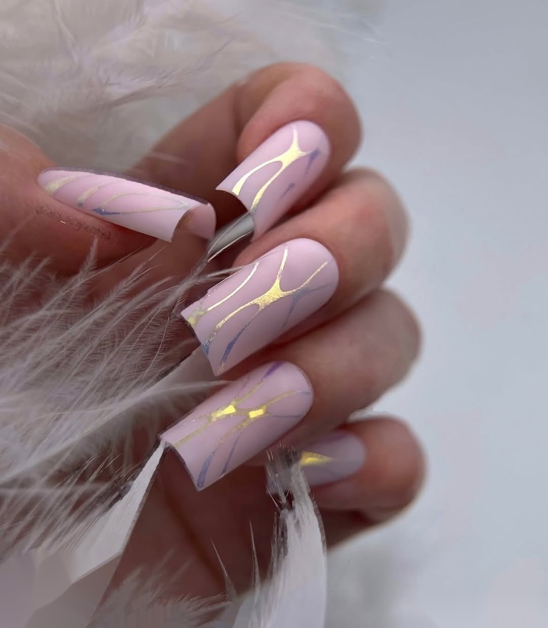 Długi matowy różowy manicure z iryzującymi liniami Semilac