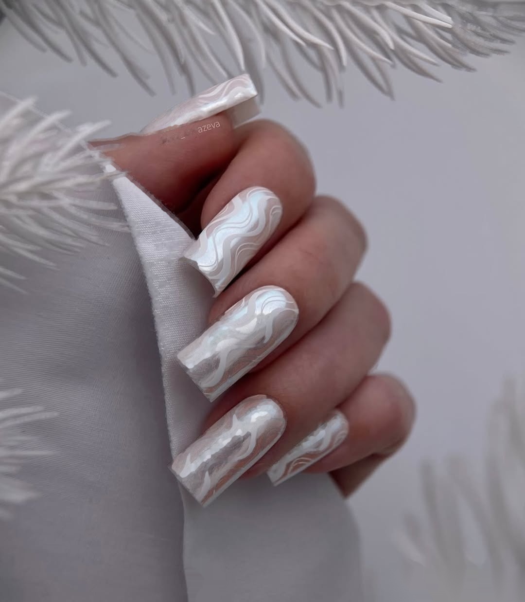 Długi nude manicure kwadrat z perłowym marmurem Semilac