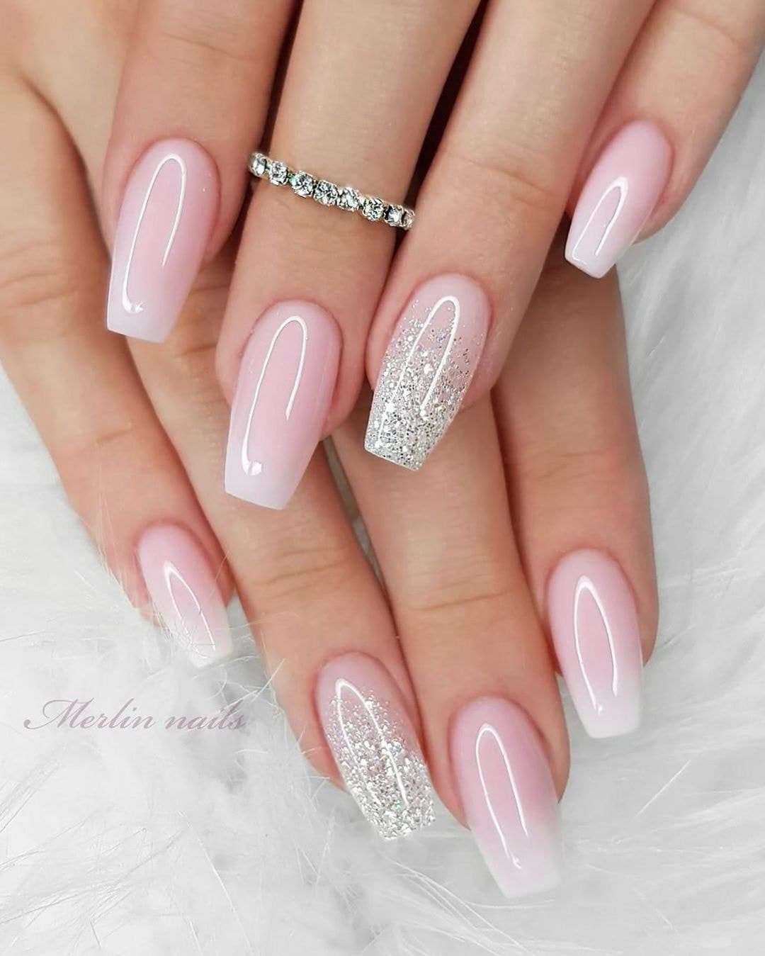 Błyszcząca delikatność: manicure dla prawdziwych romantyczek