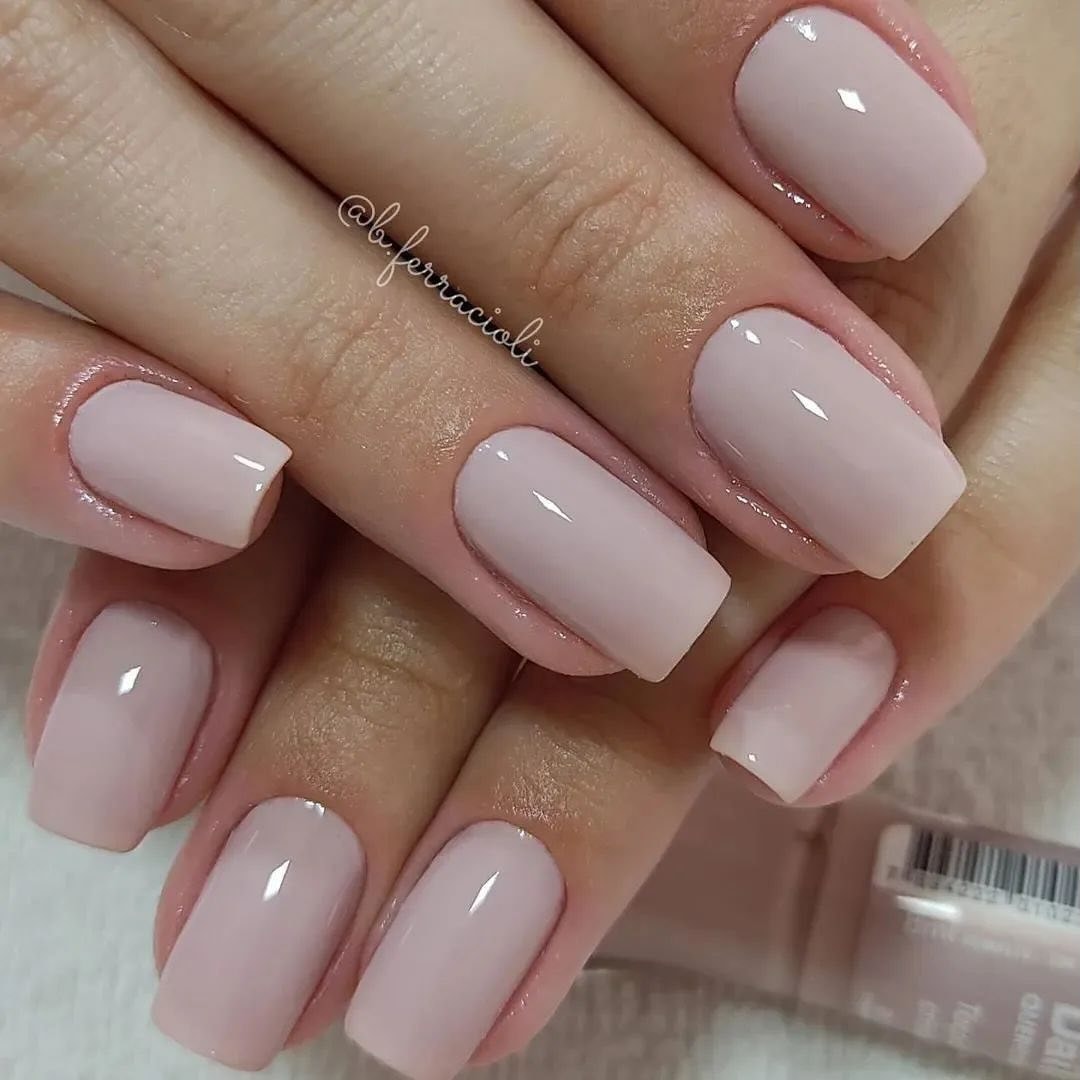 Minimalistyczna elegancja na opuszkach palców