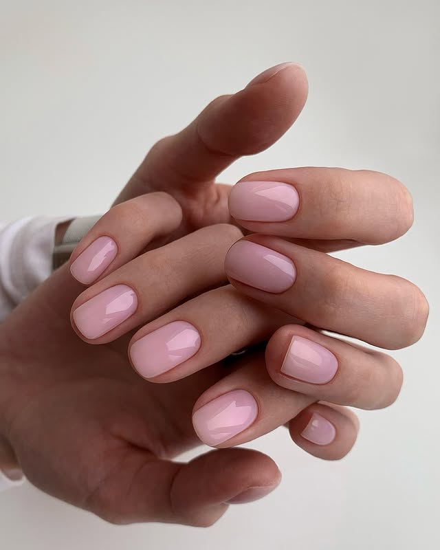 Pastelowa delikatność: idealny nude manicure
