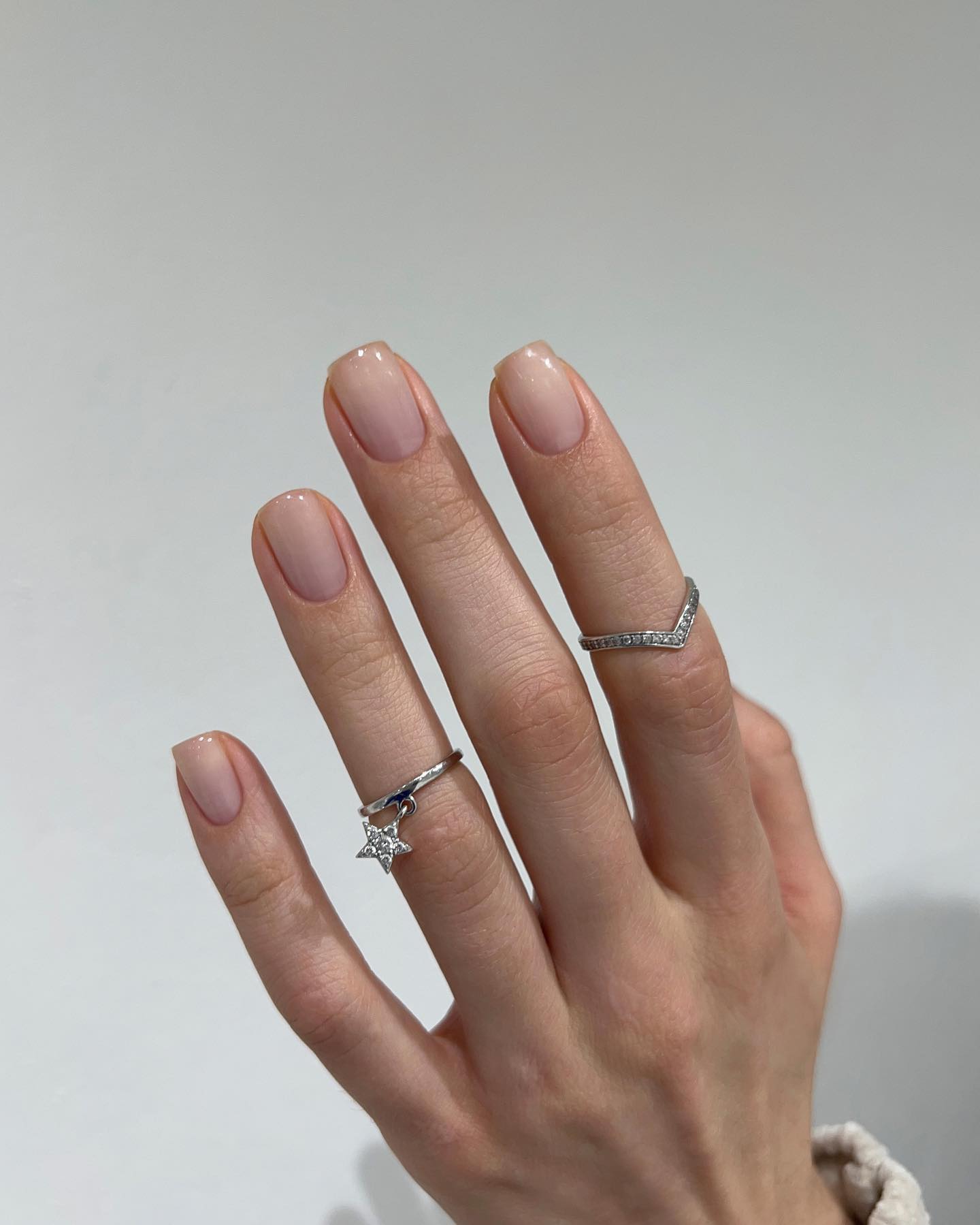 Elegancka prostota: manicure, który mówi sam za siebie