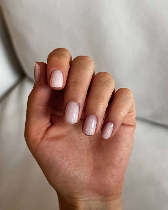 Elegancka delikatność na Twoich paznokciach