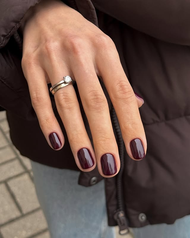 Stylowy grafit: stonowane arcydzieło na paznokciach