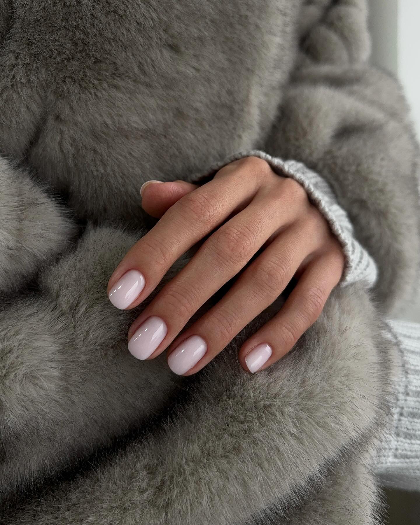 Elegancka subtelność: manicure, który urzeka