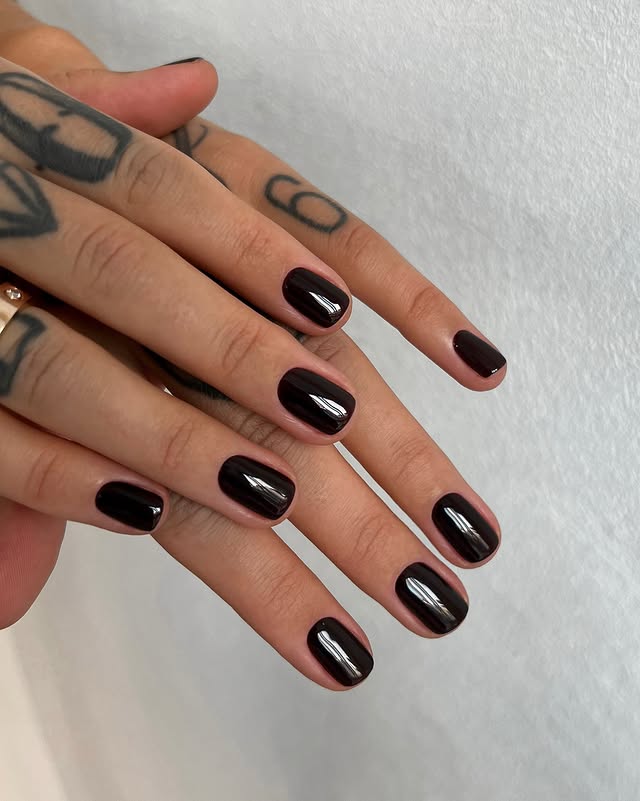 Ciemny magnetyzm: wyrafinowany manicure