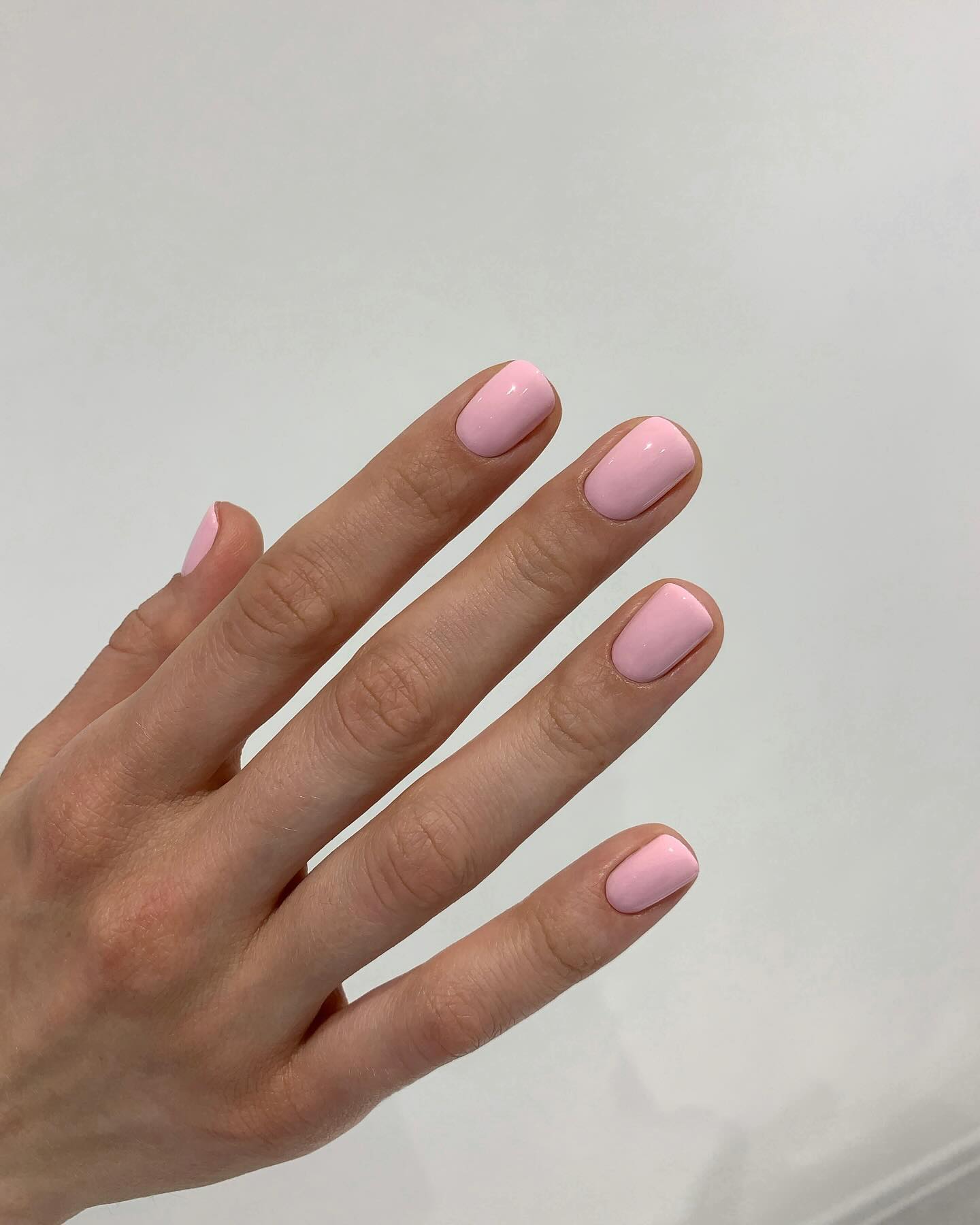 Elegancja w prostocie: różowy manicure
