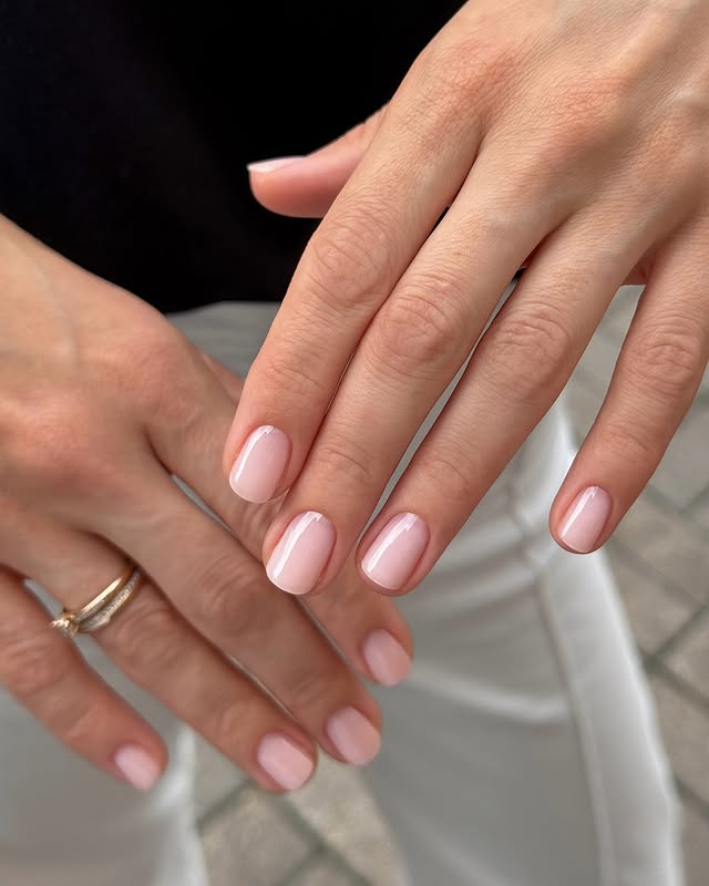 Elegancka delikatność na końcówkach palców