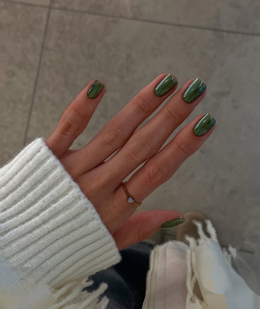 Krótki squoval manicure oliwkowy chrome Bluesky