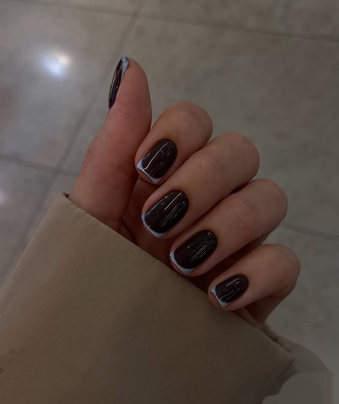 Krótki squoval manicure brąz z mikro-french błękit Bluesky