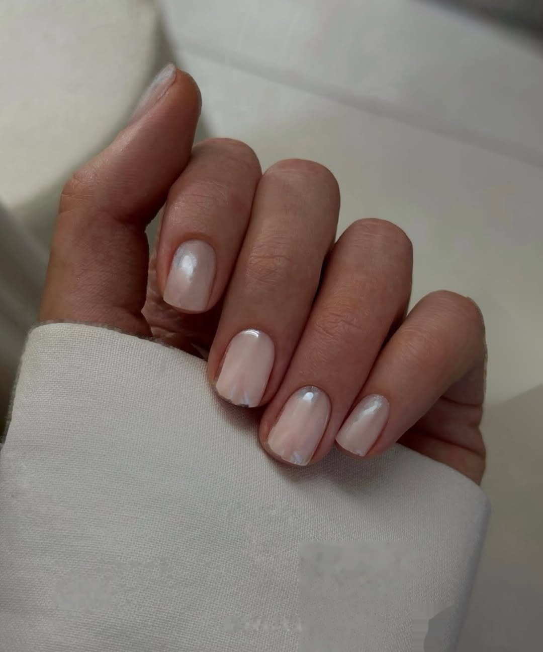 Krótki squoval manicure mleczny perłowy glazed Bluesky