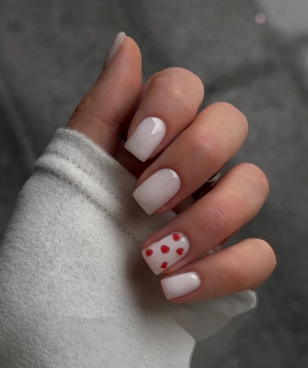 Krótki squoval mleczny manicure z serduszkami Bluesky
