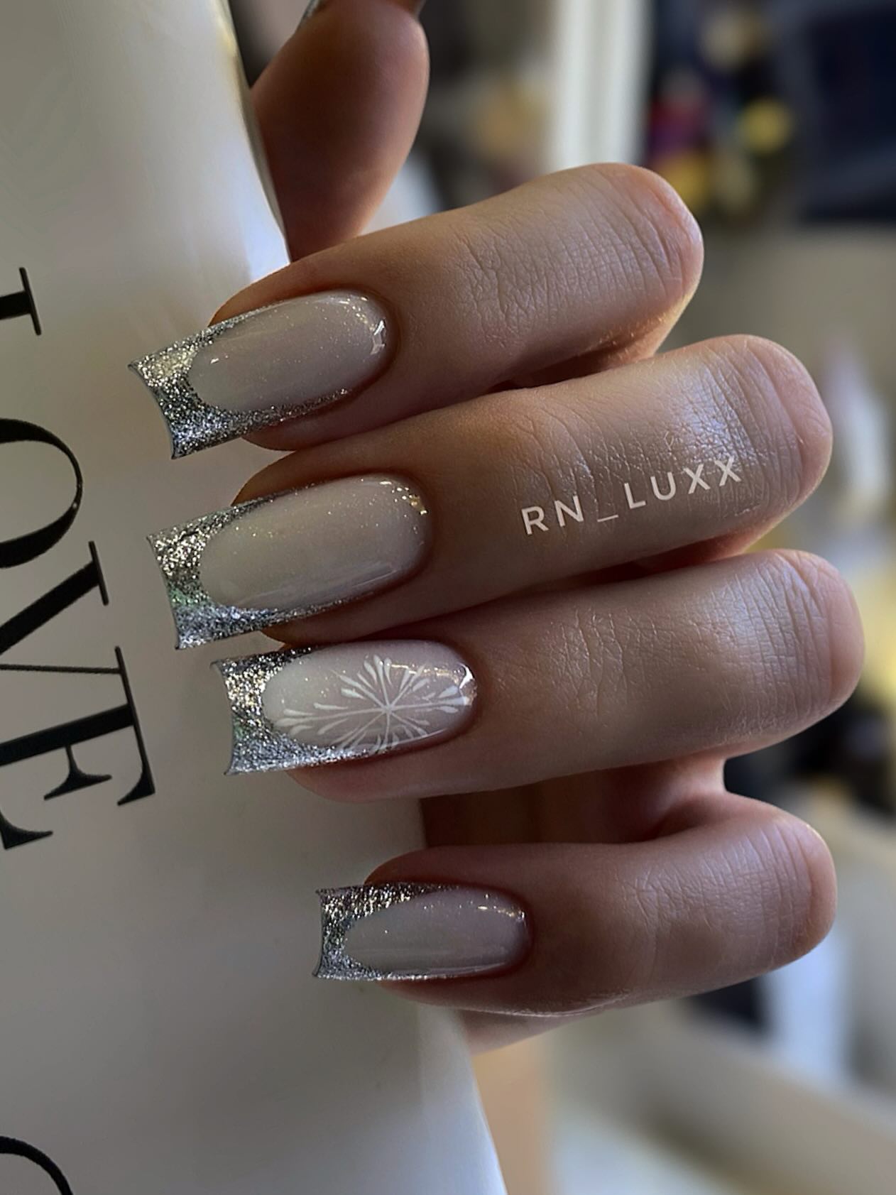 Srebrna harmonia na końcówkach palców