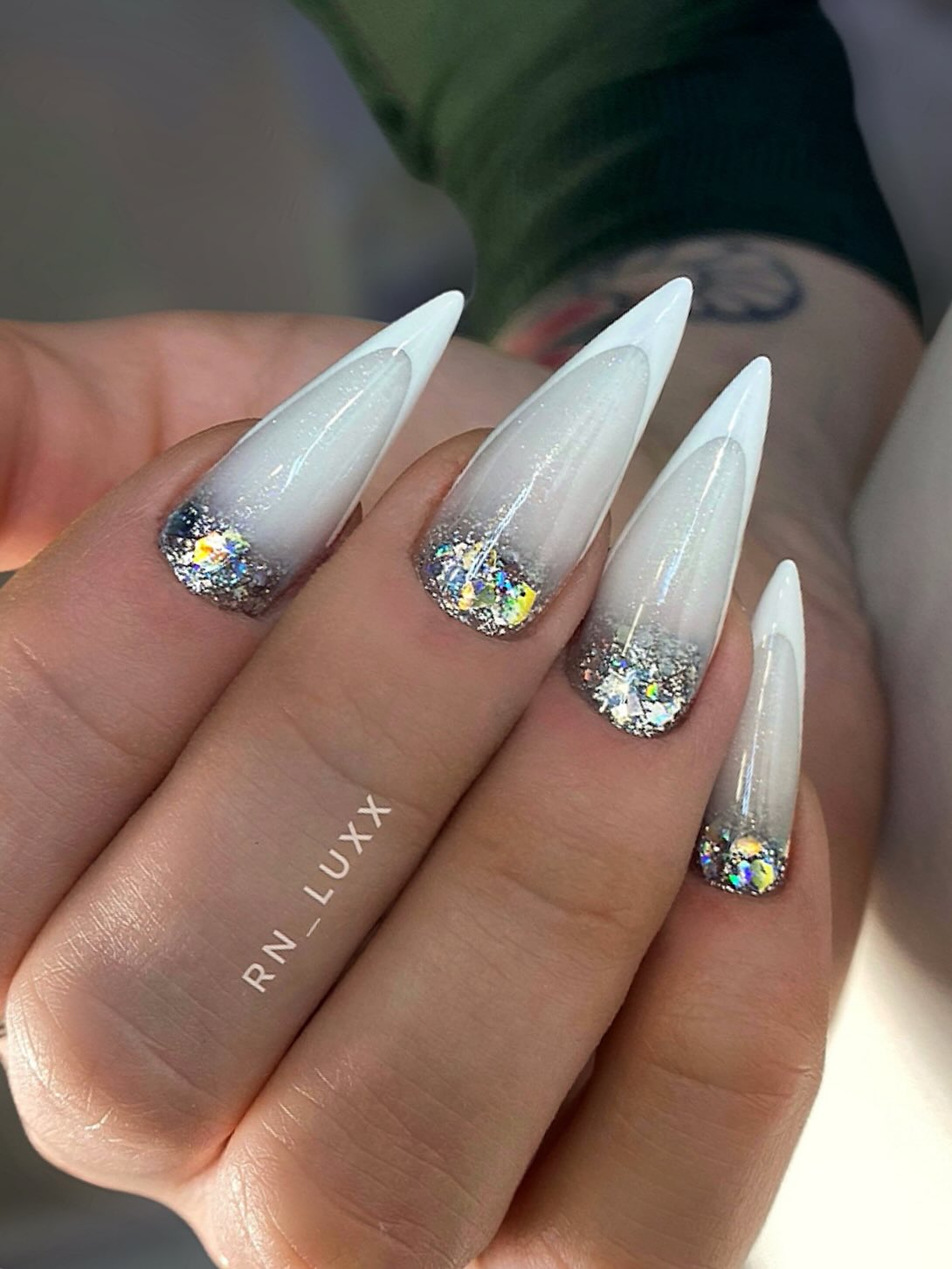 Błyszczący luksus na końcówkach palców