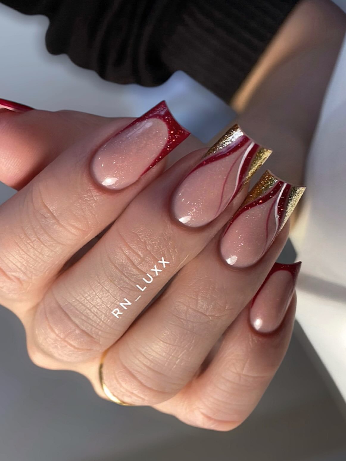 Bajkowe dzieło: wyrafinowany manicure ze złotymi drobinkami