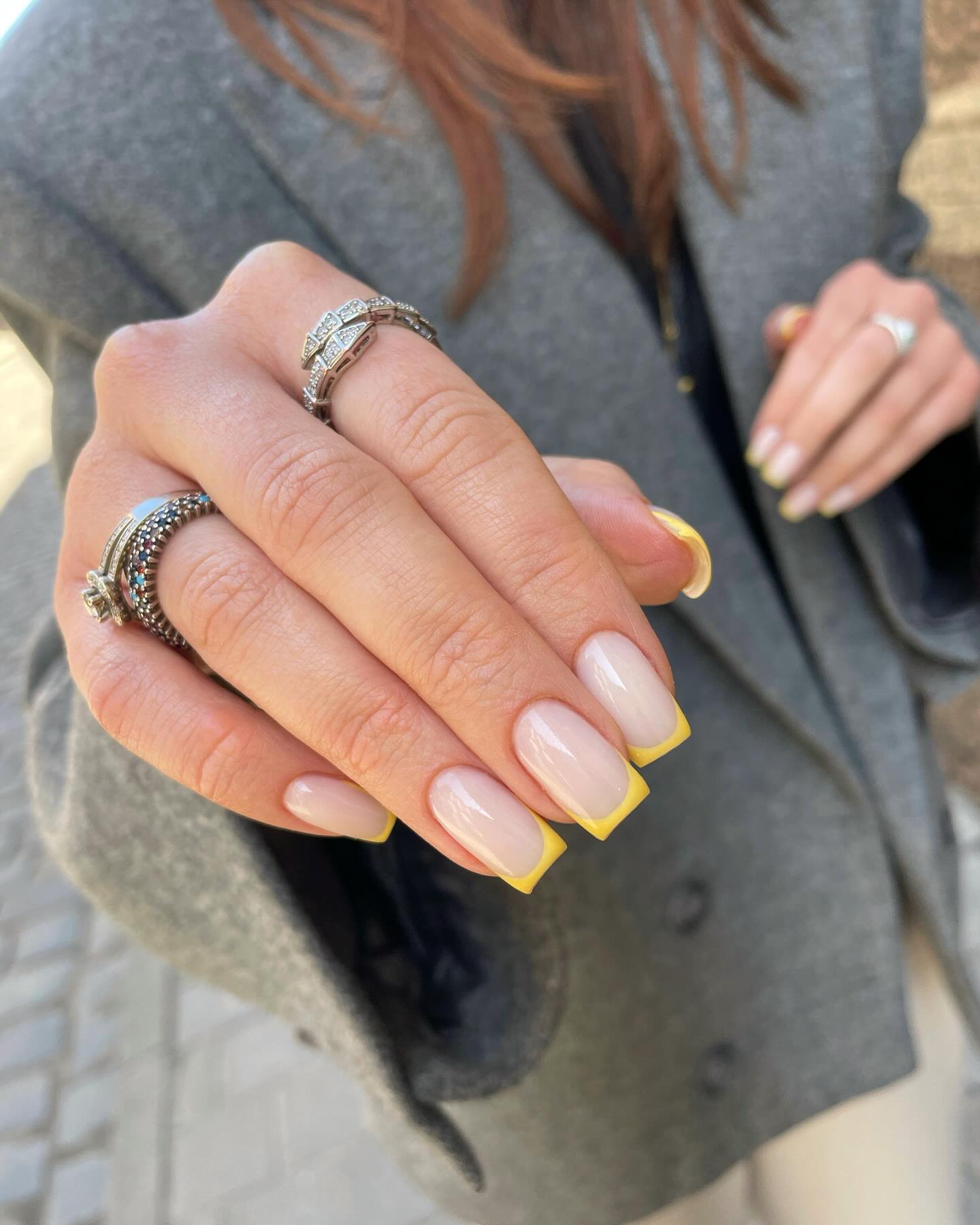 Wyrazisty i stylowy french manicure z żółtym akcentem