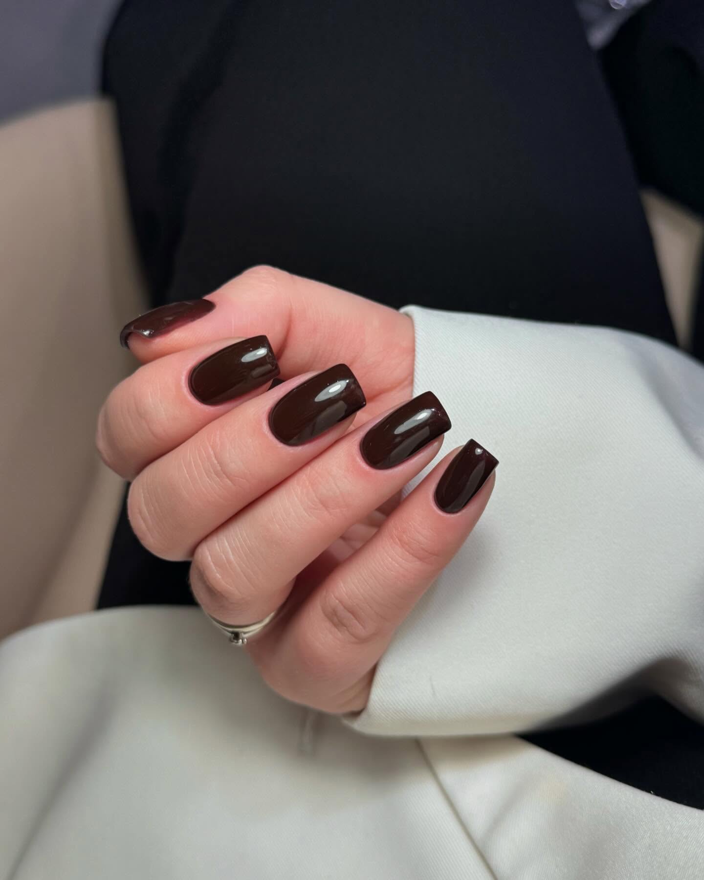 Czekoladowy szyk: elegancka klasyka na czubkach palców