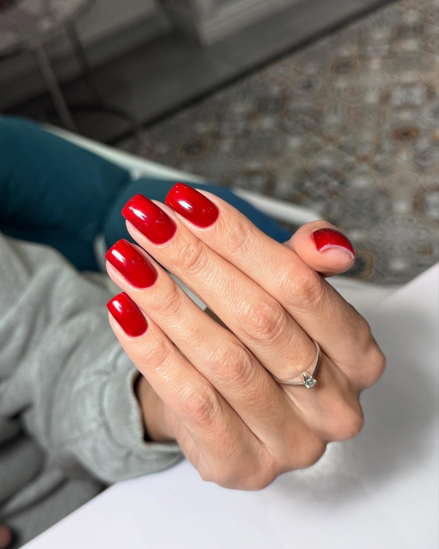 Czerwona klasyka: odważny wybór dla nowoczesnych kobiet