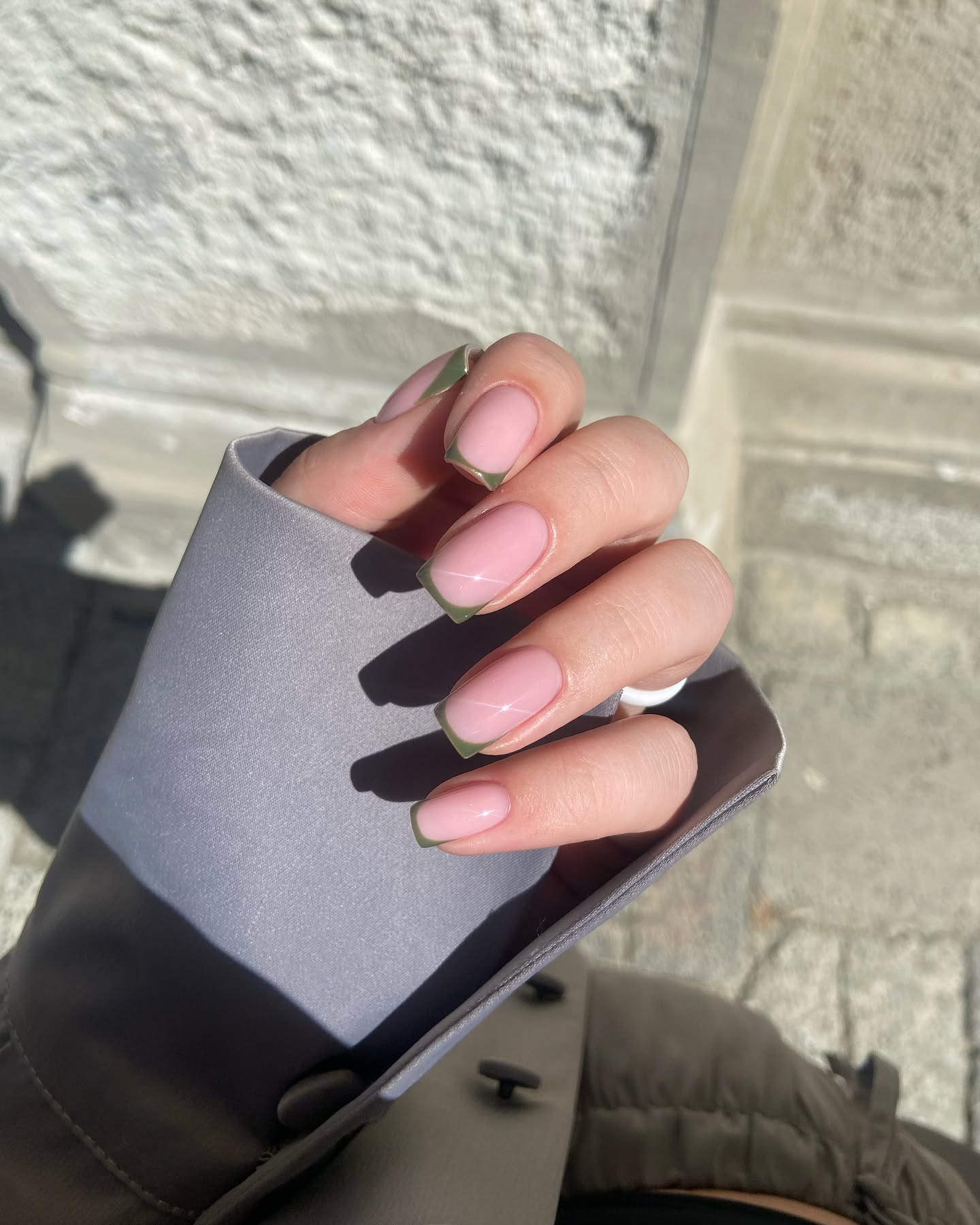 Elegancja w każdej linii: zielony french z nieoczywistymi akcentami