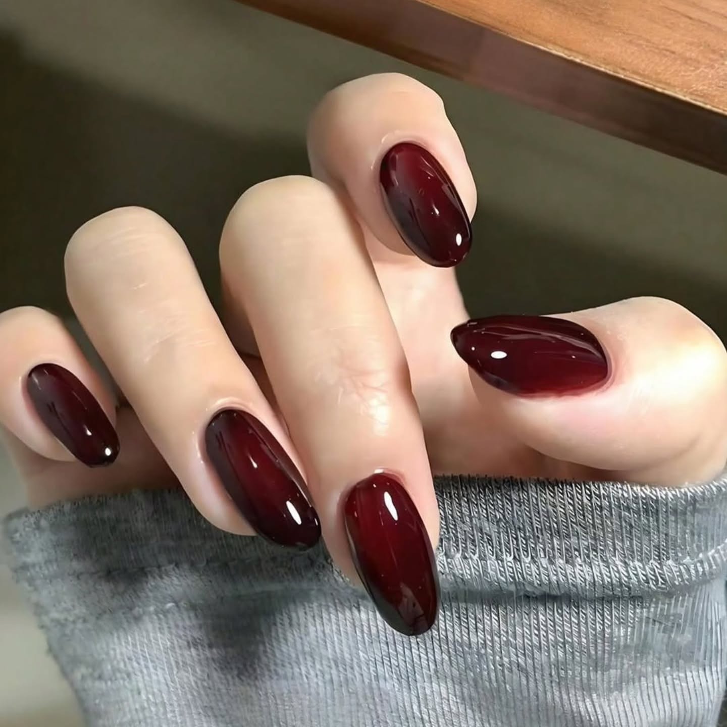 Głębokie bordo na końcówkach – elegancja w każdym ruchu