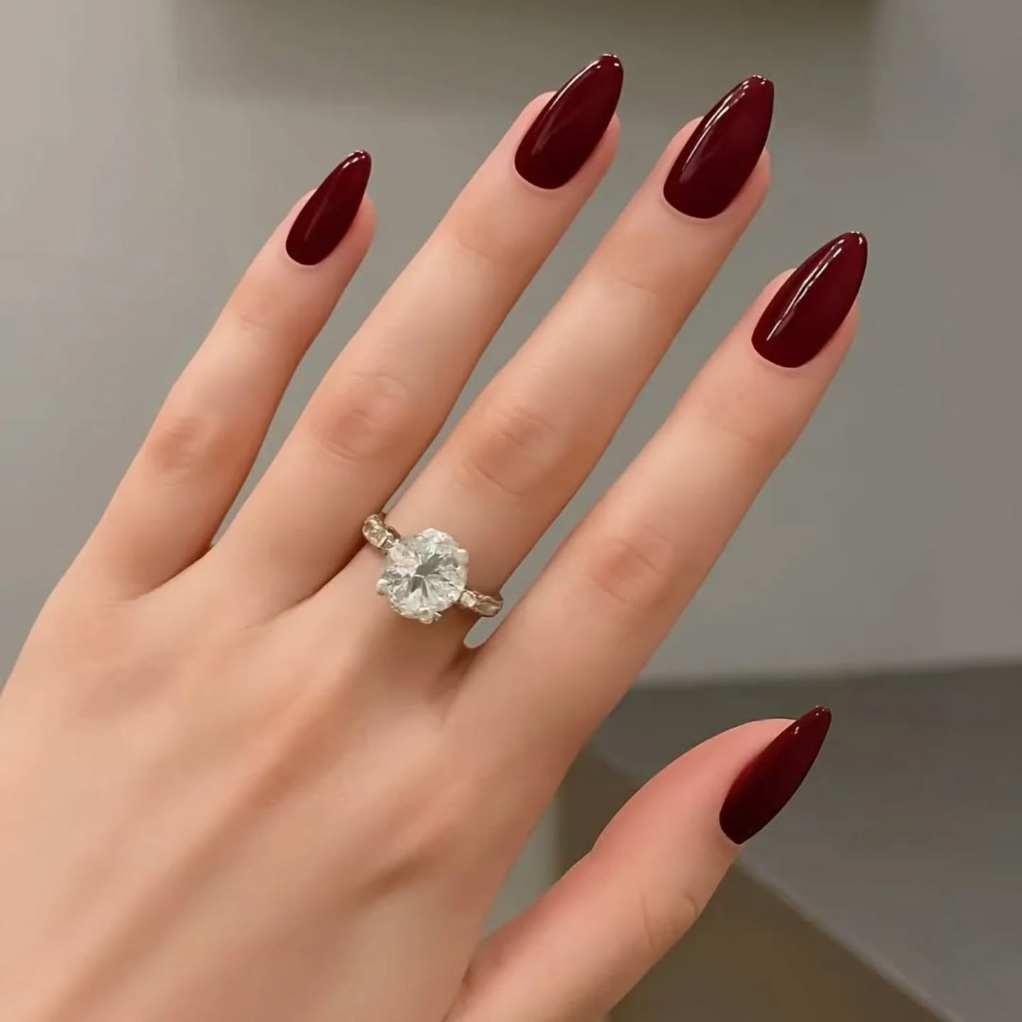 Magia winnych odcieni na Twoich paznokciach