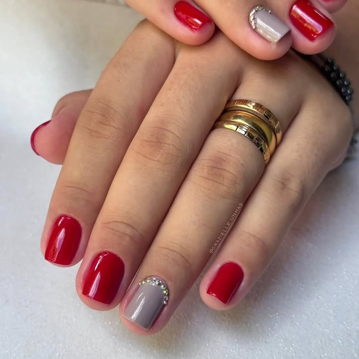 Luksusowy manicure akcentowy: harmonia kolorów i blasku