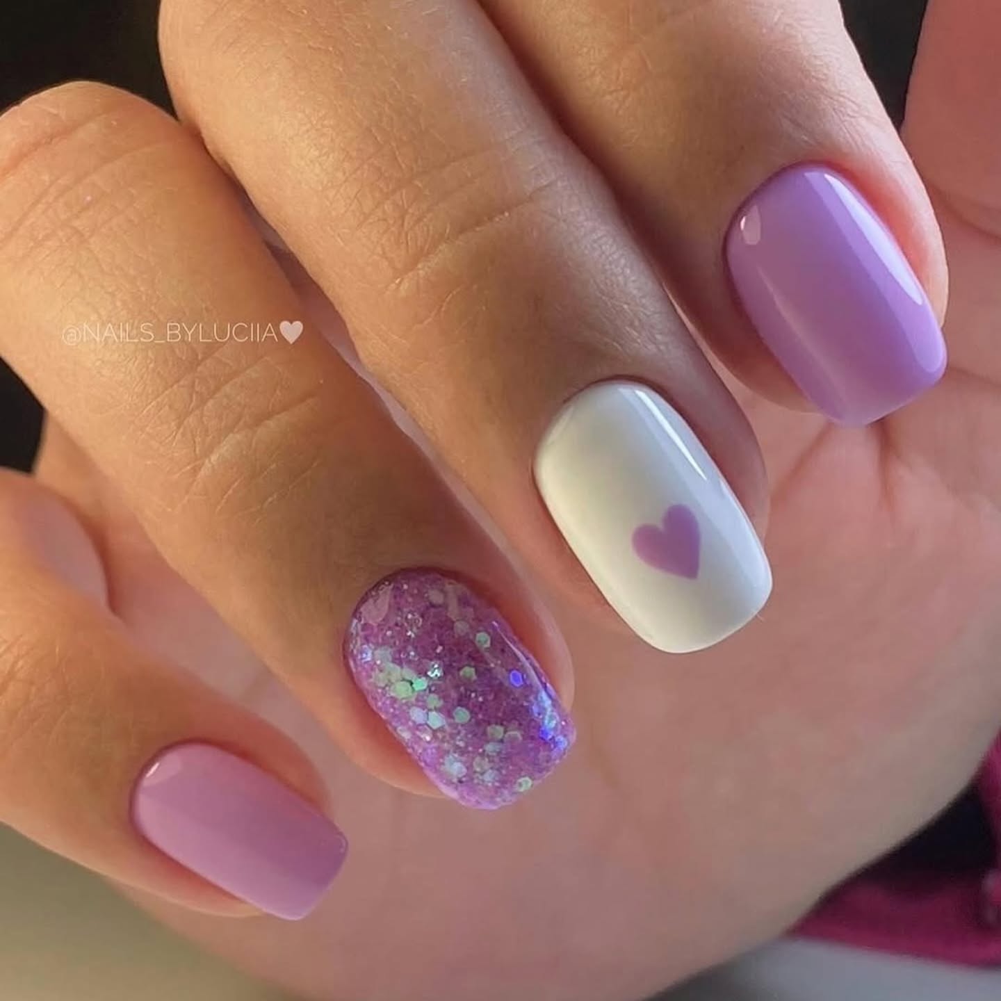 Fioletowy urok na końcówkach palców