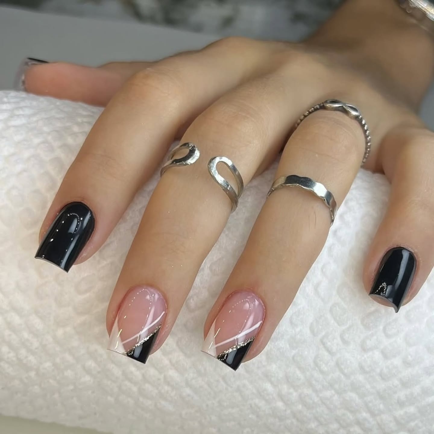 Czarno-biała elegancja: idealny manicure dla stylowych!