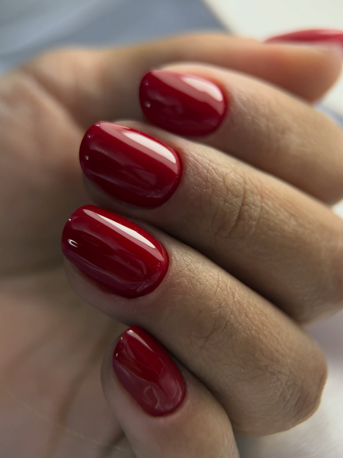 Czerwona klasyka: styl i pasja na czubkach palców