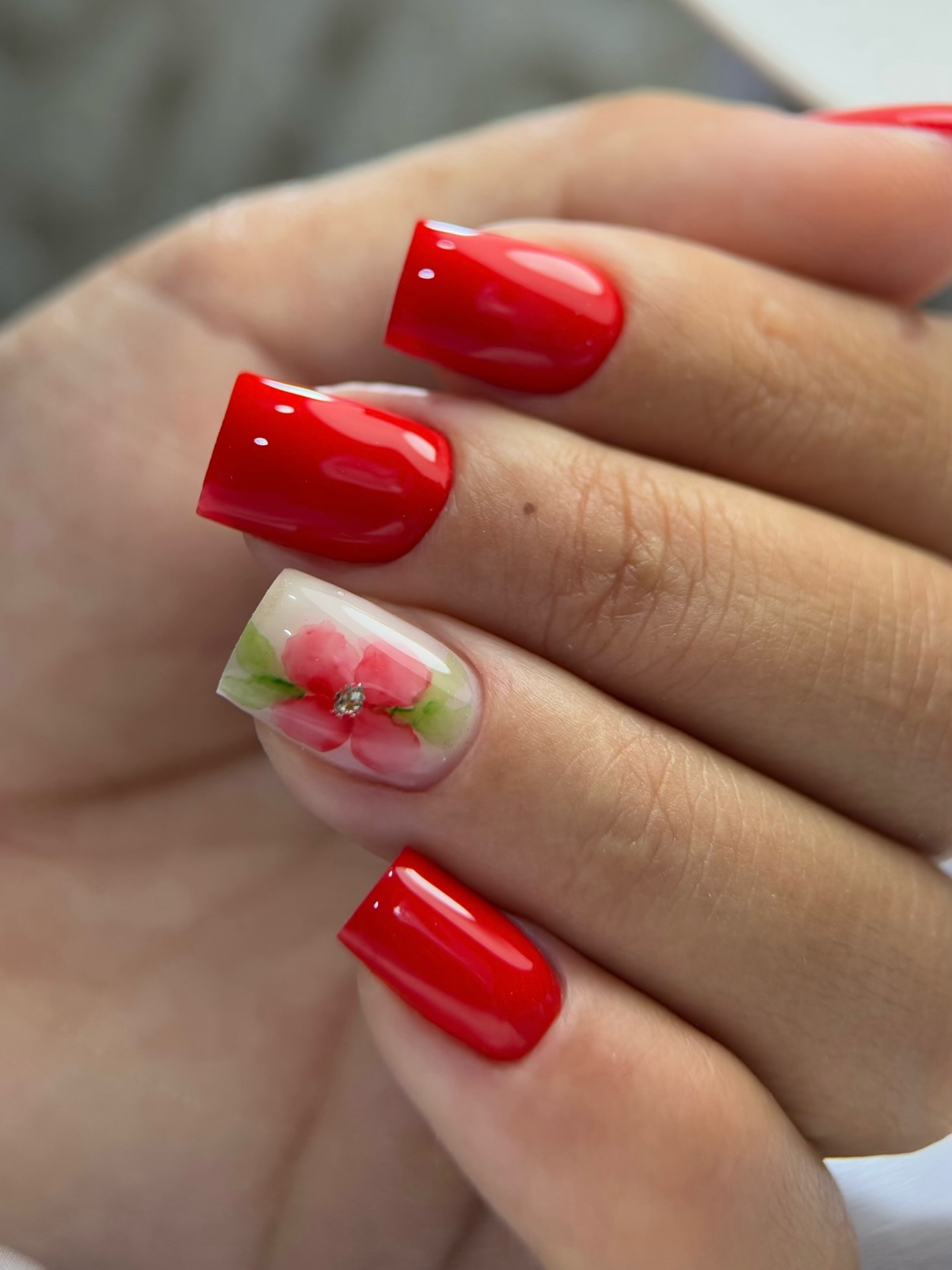 Czerwony akcent z kwiatową delikatnością