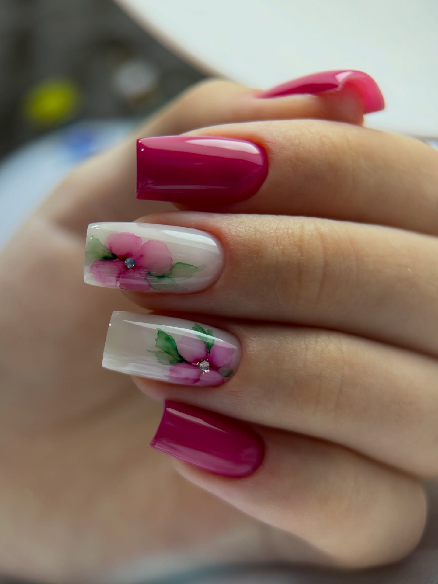 Kwiatowe oczarowanie na czubkach palców