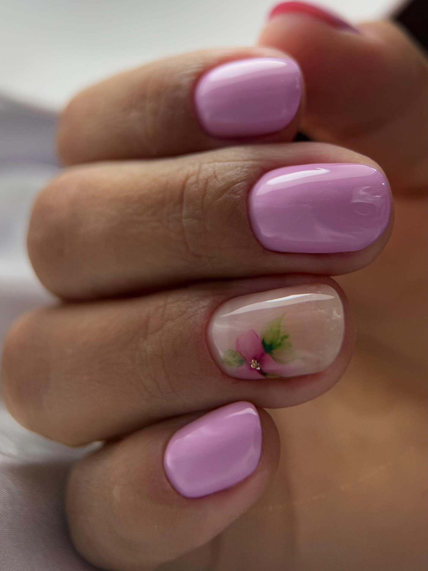 Wiosenna delikatność na czubkach palców