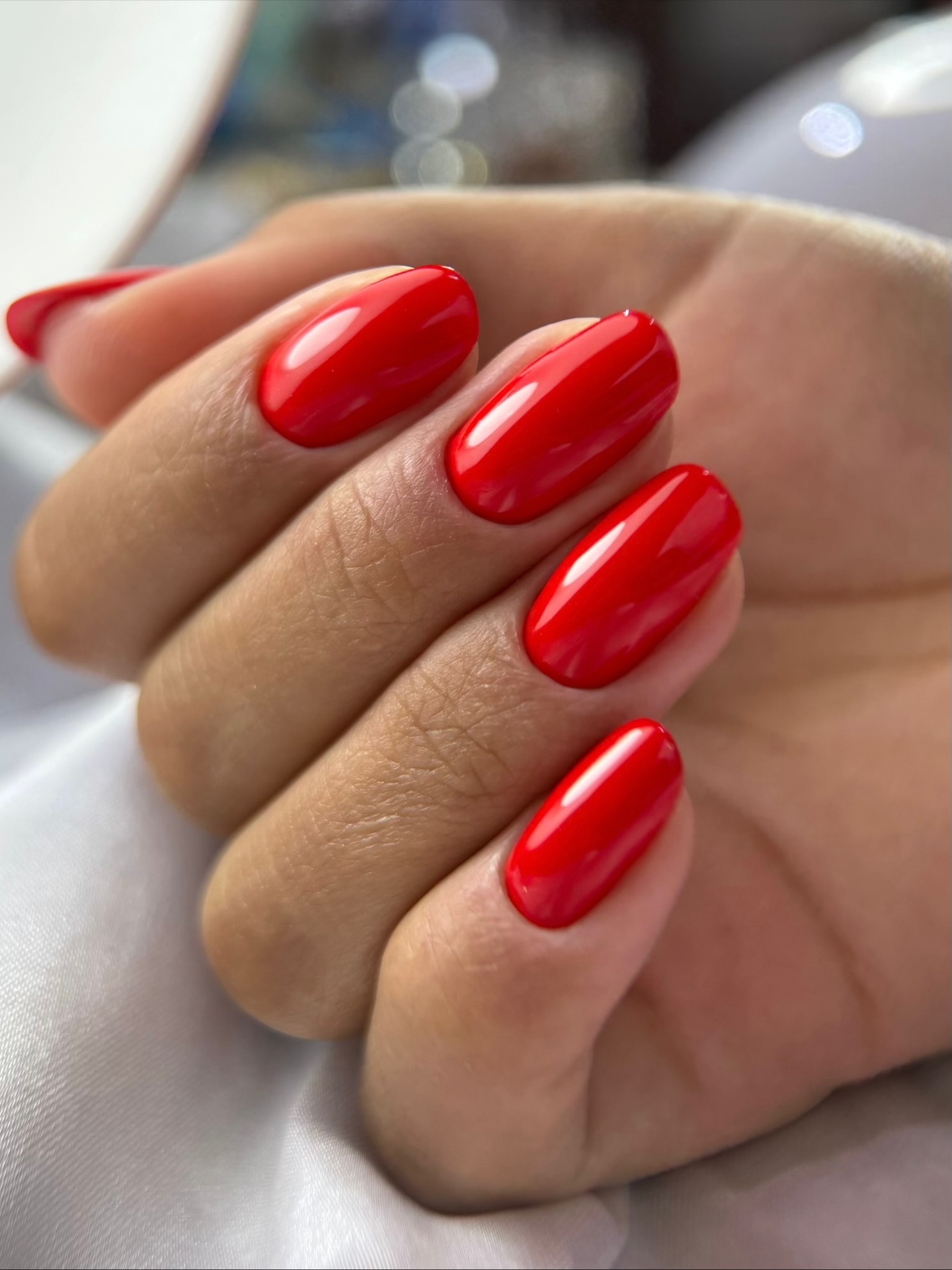 Blask pasji: klasyczny czerwony manicure