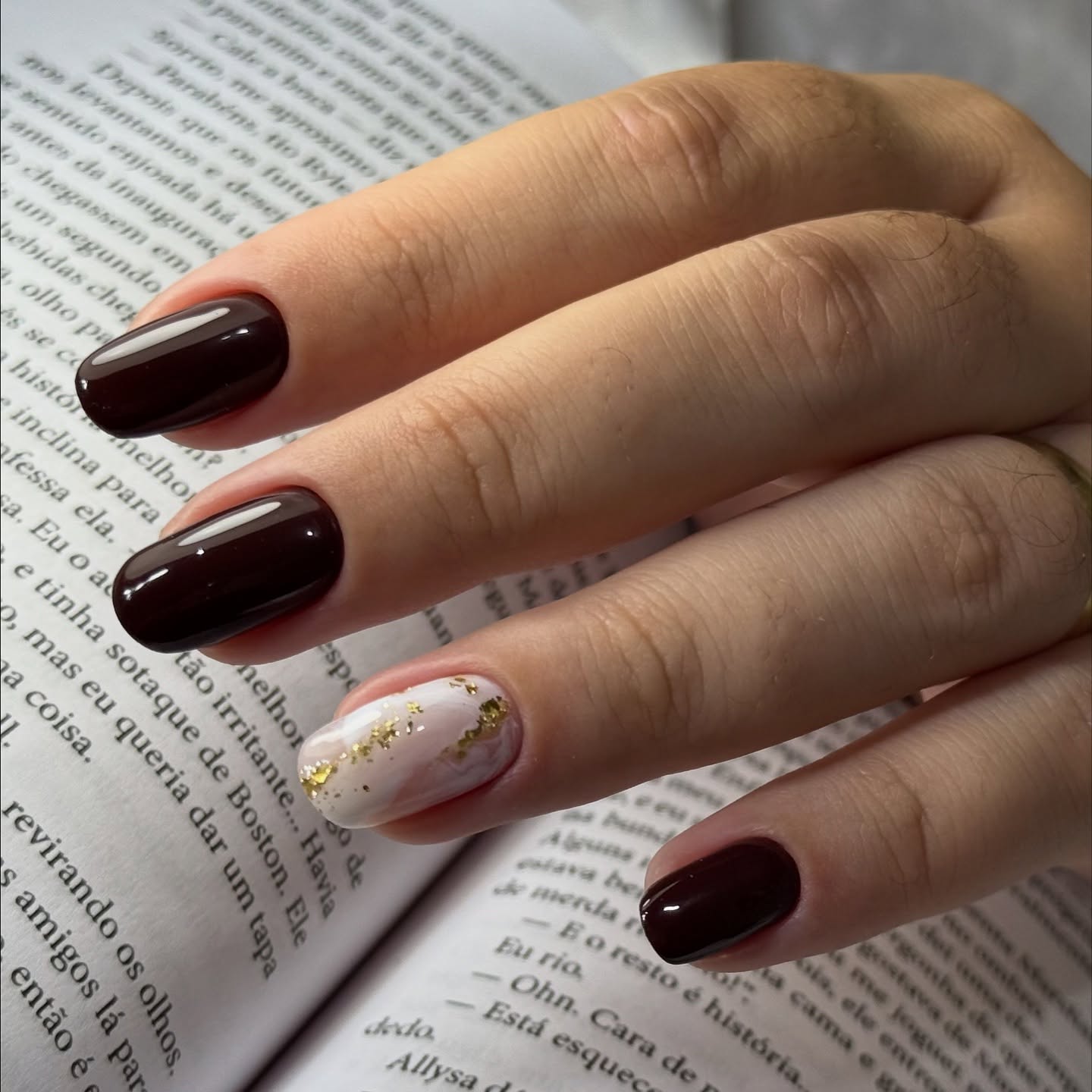 Burgundowy szyk z kroplami złota