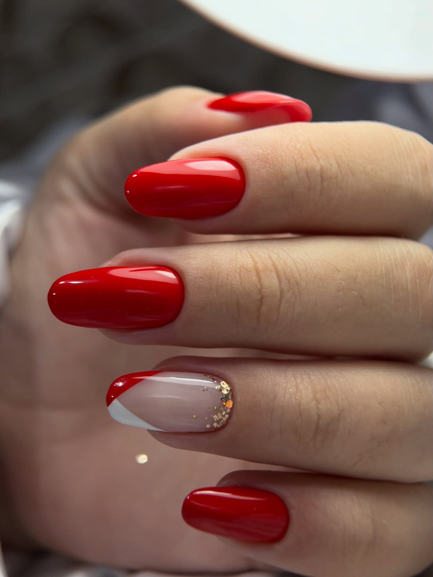 Czerwona intryga: sztuka manicure w detalach