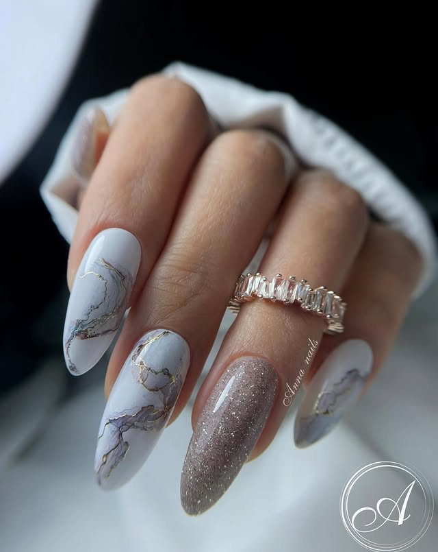 Marmurowy szyk i blask na końcówkach palców