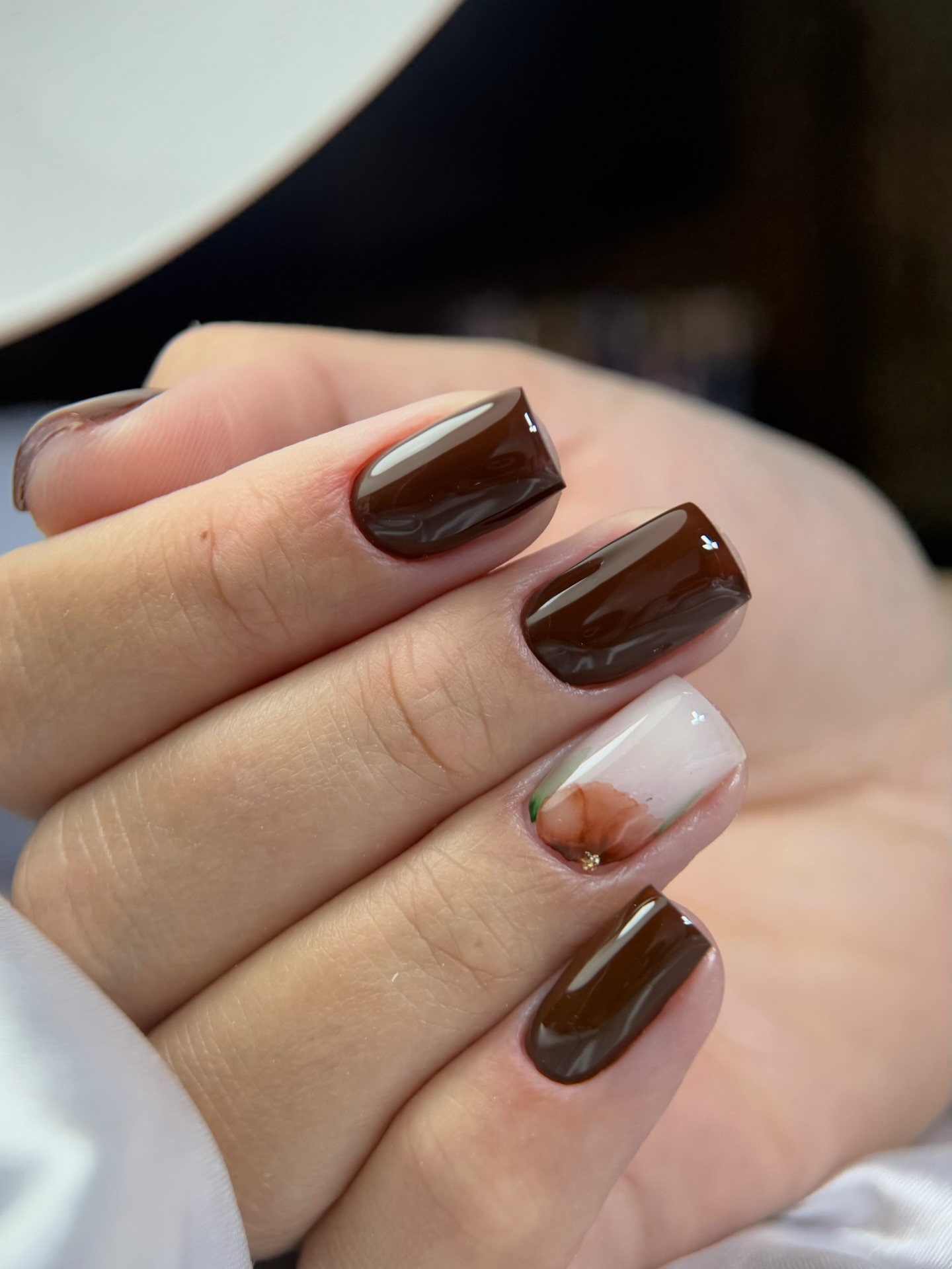 Czekoladowy spokój: manicure, który zachwyca