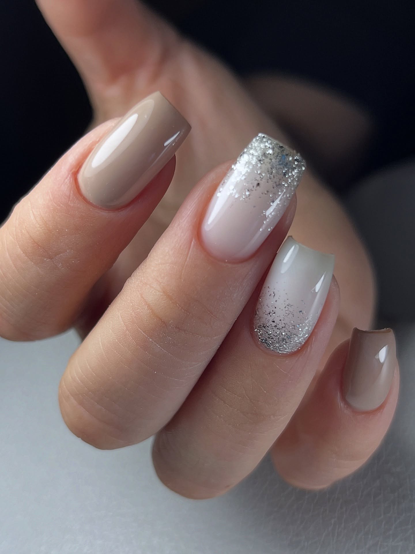 Srebrny, błyszczący minimalizm