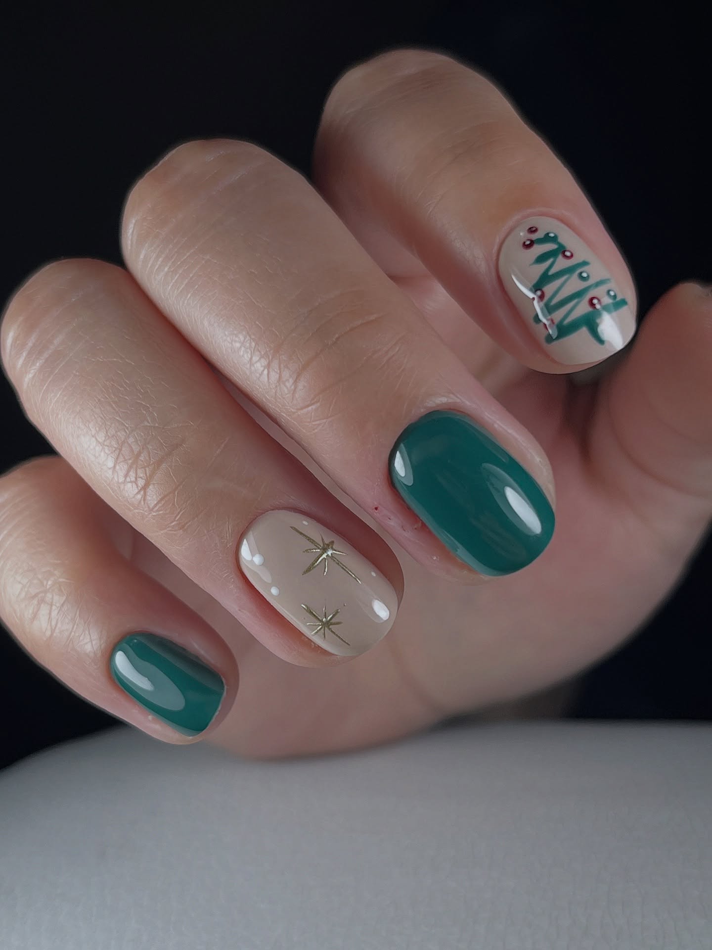 Świąteczny nastrój na Twoich paznokciach!