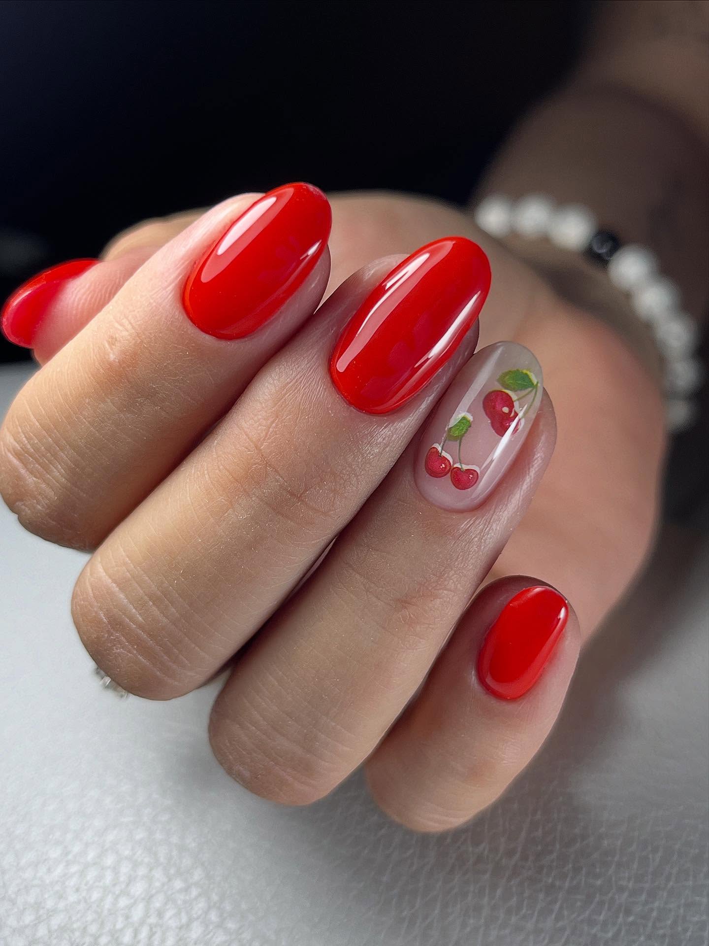 Soczysty manicure lata: czerwone akcenty i wisienki!