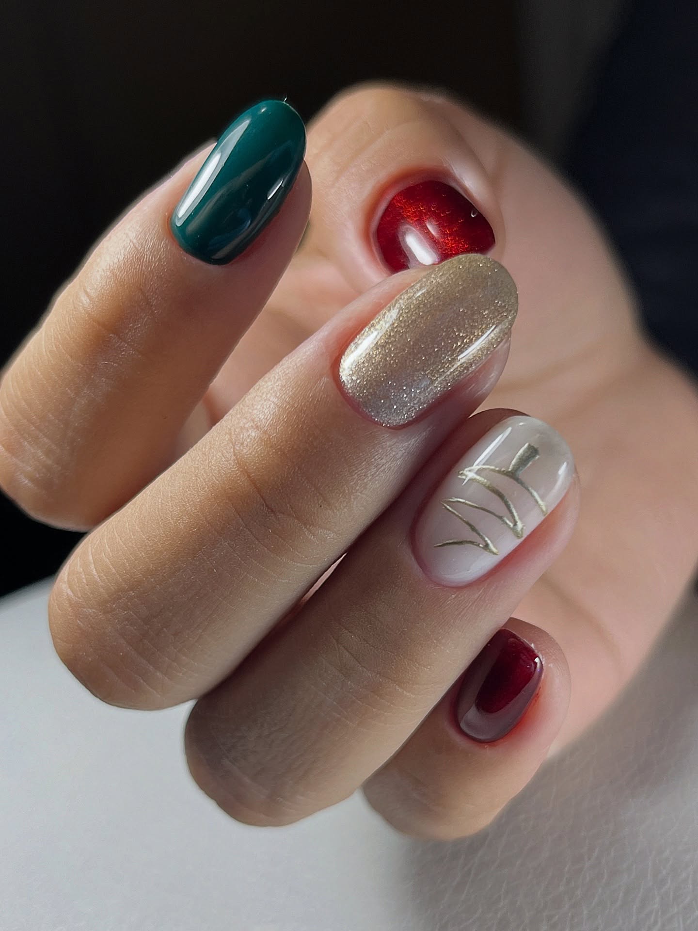 Elegancka gra kontrastów: manicure z charakterem